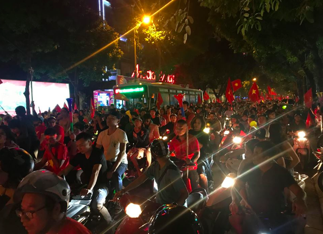 Người dân cả nước sôi động mừng chiến thắng của đội tuyển Việt Nam - 13 Người dân cả nước sôi động mừng chiến thắng của đội tuyển Việt Nam - 13