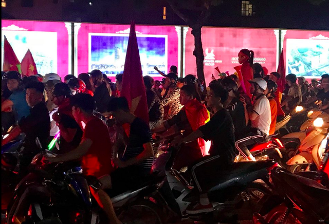 Người dân cả nước sôi động mừng chiến thắng của đội tuyển Việt Nam - 12 Người dân cả nước sôi động mừng chiến thắng của đội tuyển Việt Nam - 12