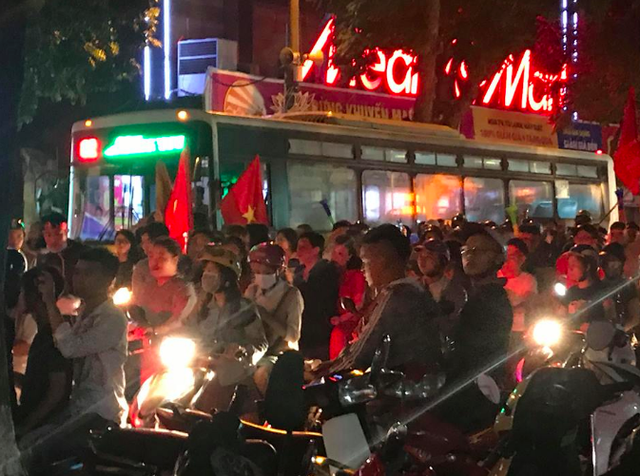 Người dân cả nước sôi động mừng chiến thắng của đội tuyển Việt Nam - 15
Chiếc xe buýt “chôn chân” trên đường Hai Bà Trưng vì dòng người đổ ra đường ăn mừng chiến thắng của Tuyển Việt Nam trước Tuyển Philipines