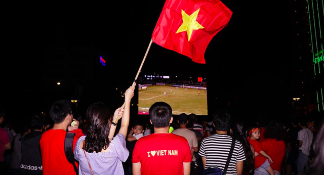 Người dân cả nước sôi động mừng chiến thắng của đội tuyển Việt Nam - 21
Hàng ngàn cổ động viên có mặt trên tuyến phố đi bộ Nguyễn Huệ để cùng xem trận đấu Việt Nam - Philipines