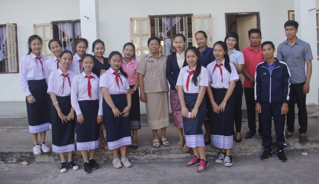 Dạy chữ Việt ở Savanakhet: Giữ tiếng Việt quê hương trên đất bạn Lào - 6 Cán bộ, giáo viên và học sinh tại trường Thống Nhất.