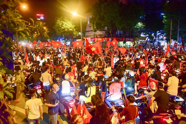 Hàng nghìn cổ động viên Việt Nam đi "bão" sau chiến thắng trước Philippines - 1 Sau chiến thắng 2-1 trước Philippines, hàng nghìn cổ động viên đã đổ về khu vực bồ hồ ăn mừng chiến thắng.