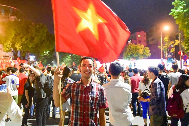 Hàng nghìn cổ động viên Việt Nam đi "bão" sau chiến thắng trước Philippines - 16 Anh Đoàn đến từ Hải Dương cho biết tôi lên Hà Nội để xem bóng đá cùng bạn bè, khi đội tuyển nhà chiến thắng tôi lên khu vực Hồ Gươm để ăn mừng chiến thắng.