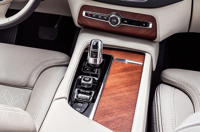 Volvo XC90 Excellence ra mắt thị trường Việt Nam, giá từ 6,49 tỉ đồng - 4
Volvo XC 90 Excellence sử dụng hộp số tự động 8 cấp và hệ thống dẫn động 4 bánh toàn thời gian