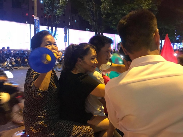 Người dân cả nước sôi động mừng chiến thắng của đội tuyển Việt Nam - 1 Người dân cả nước sôi động mừng chiến thắng của đội tuyển Việt Nam - 1