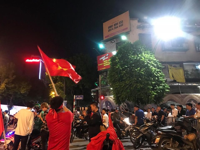Người dân cả nước sôi động mừng chiến thắng của đội tuyển Việt Nam - 2
Một cổ động viên cao tuổi ăn mừng trước chiến thắng của tuyển Việt Nam trước Philipines với tỷ số 2:1