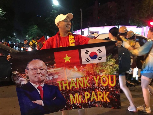 Người dân cả nước sôi động mừng chiến thắng của đội tuyển Việt Nam - 5
Một cổ động viên đã chuẩn bị banrol có hình ảnh của huấn luyện viên Park Hang Seo giương cao ngoài phố để mừng chiến thắng