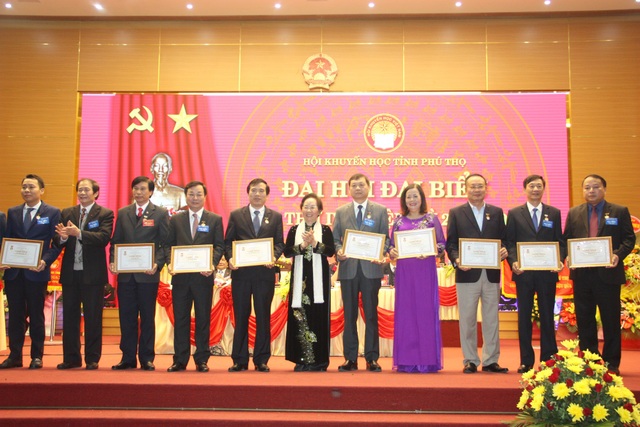 Đại hội Khuyến học Phú Thọ lần thứ IV: Hướng tới mỗi công dân là một công dân học tập - 3
TƯ Hội Khuyến học VN đã tặng Kỷ niệm chương “Vì sự nghiệp khuyến học” cho nhiều cá nhân có nhiều đóng góp cho công tác khuyến học tỉnh Phú Thọ