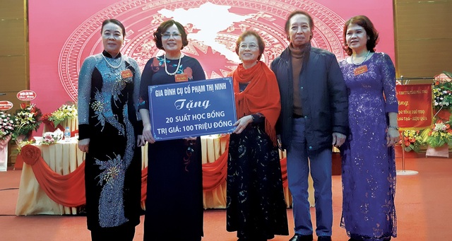 Quỹ Nhân ái trao tặng 100 triệu đồng học bổng đến 20 học sinh nghèo vượt khó tỉnh Phú Thọ - 1
Bà Nguyễn Thị Hồng Hà, đại diện gia đình cụ bà Phạm Thị Ninh trao biển tượng trưng 100 triệu đồng học bổng đến Hội Khuyến học tỉnh Phú Thọ