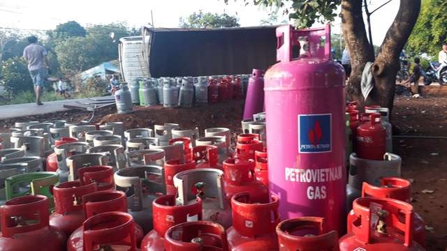 Xe tải chở hàng trăm bình gas lật nhào trên quốc lộ - 2 Xe tải chở hàng trăm bình gas lật nhào trên quốc lộ - 2