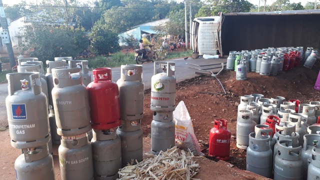 Xe tải chở hàng trăm bình gas lật nhào trên quốc lộ - 3 Hàng trăm bình gas tràn xuống đường.