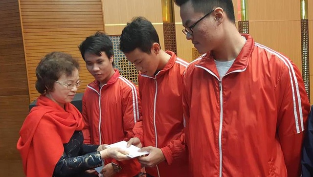 Quỹ Nhân ái trao tặng 100 triệu đồng học bổng đến 20 học sinh nghèo vượt khó tỉnh Phú Thọ - 3
Bà Nguyễn Thị Hồng Hà, đại diện gia đình cụ bà Phạm Thị Ninh trao học bổng đến các em học sinh có hoàn cảnh khó khăn tỉnh Phú Thọ