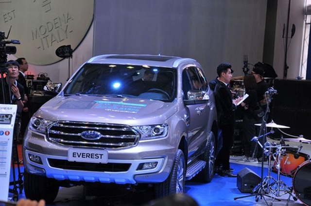 Ô tô nhập khẩu 'loạn giá' - 2
Giá xe Ford Everest 2018 cũng giảm sâu so với năm ngoái