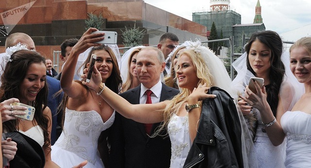 Tổng thống Putin chia sẻ chuyện tái hôn - 1
Tổng thống Putin chụp ảnh cùng người hâm mộ trong một sự kiện ở Quảng trường Đỏ vào tháng 9/2016. (Ảnh: Sputnik)