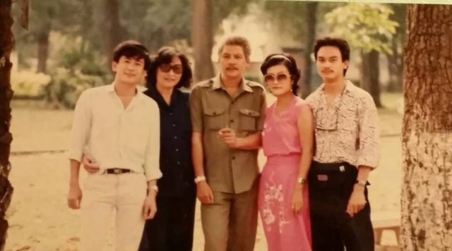 Ca sĩ Ái Thanh: “Anh Tú là người sống hết lòng vì bạn, là con người tử tế” - 1 Bức ảnh kỷ niệm cùng nghệ sĩ Anh Tú, nghệ sĩ Trung Đức... mà ca sĩ Ái Thanh (quần áo hồng) vẫn luôn lưu giữ bên mình.