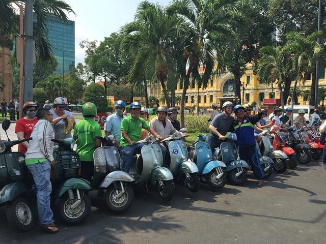 Nghề mới dịp Tết: Lái xe Vespa chở khách dạo phố - 1
Năm nay có đầu việc mới được các doanh nghiệp đặt hàng từ khá sớm đó là đội ngũ nhân viên lái xe vespa để chở khách đi dạo phố dịp Tết. Ảnh: Vespa Sài Gòn