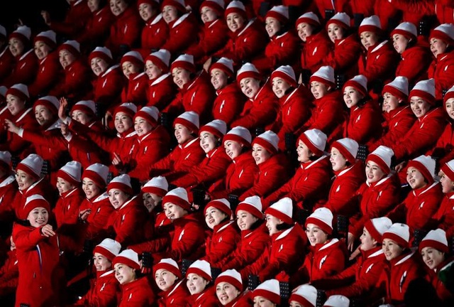 Thế giới năm 2018 qua những khoảnh khắc ấn tượng (1) - 17
Đội cổ vũ Triều Tiên “nhuộm đỏ” lễ khai mạc Thế vận hội Olympic mùa Đông Pyeongchang 2018 tại Hàn Quốc. Sự kiện thể thao này đánh dấu bầu không khí hòa dịu trên bán đảo Triều Tiên.
