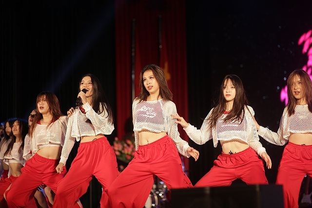 Phương Ly cháy hết mình cùng sinh viên ĐH Kinh tế quốc dân - Ảnh 6. Phương Ly cháy hết mình cùng sinh viên ĐH Kinh tế quốc dân - Ảnh 6.