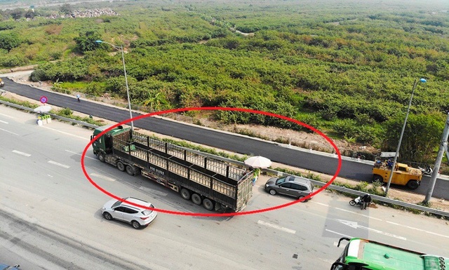 Lộn xộn hàng rong ở cửa ngõ giao thông lớn nhất Hà Nội - Ảnh 5. Lộn xộn hàng rong ở cửa ngõ giao thông lớn nhất Hà Nội - Ảnh 5.