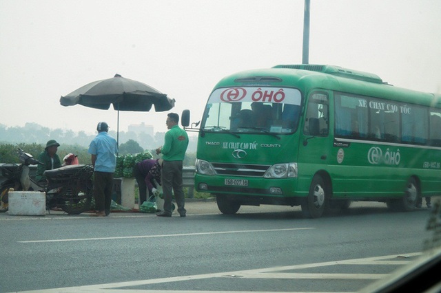 Lộn xộn hàng rong ở cửa ngõ giao thông lớn nhất Hà Nội - Ảnh 6. Lộn xộn hàng rong ở cửa ngõ giao thông lớn nhất Hà Nội - Ảnh 6.
