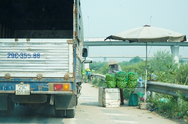 Lộn xộn hàng rong ở cửa ngõ giao thông lớn nhất Hà Nội - Ảnh 7. Lộn xộn hàng rong ở cửa ngõ giao thông lớn nhất Hà Nội - Ảnh 7.