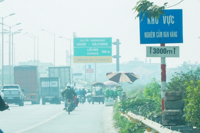 Lộn xộn hàng rong ở cửa ngõ giao thông lớn nhất Hà Nội - Ảnh 8. Lộn xộn hàng rong ở cửa ngõ giao thông lớn nhất Hà Nội - Ảnh 8.