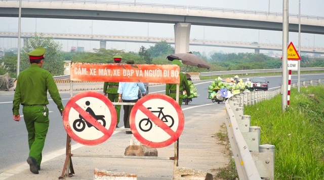 Lộn xộn hàng rong ở cửa ngõ giao thông lớn nhất Hà Nội - Ảnh 9. Lộn xộn hàng rong ở cửa ngõ giao thông lớn nhất Hà Nội - Ảnh 9.