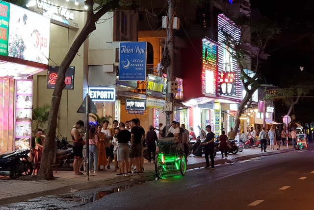 Khánh Hòa: Nhiều hoạt động xúc tiến du lịch nổi bật - 2 Du khách nước ngoài trên phố Tây Nha Trang - Khánh Hòa
