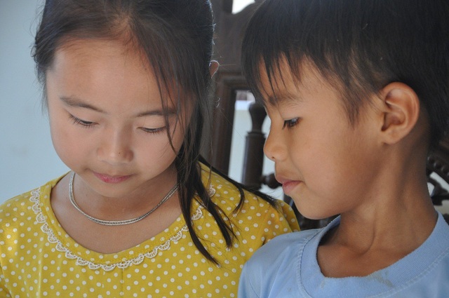 Đớn đau người mẹ trẻ ôm con bệnh tim quỳ lạy trước di ảnh của chồng - 2 Bố mất sớm nên trong kí ức của 2 đứa con thơ gần như không có bất cứ hình ảnh nào của bố cả.