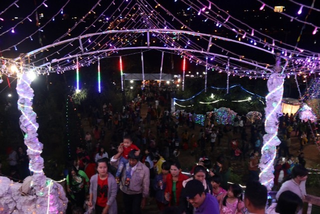 Không khí vui chơi Noel rộn ràng cả nước - Ảnh 28. Không khí vui chơi Noel rộn ràng cả nước - Ảnh 28.