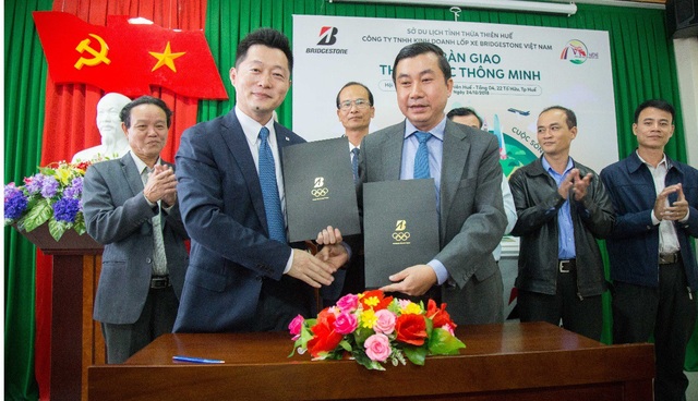 Bridgestone Việt Nam trao tặng 20 thùng rác thông minh cho thành phố Huế - Ảnh 1. Bridgestone Việt Nam trao tặng 20 thùng rác thông minh cho thành phố Huế - Ảnh 1.