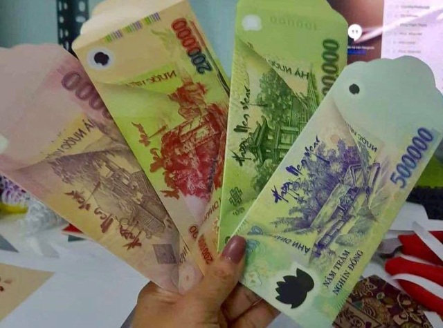 Bao lì xì bằng tiền 500 ngàn đồng gây sốt thị trường Tết - Ảnh 2. Bao lì xì bằng tiền 500 ngàn đồng gây sốt thị trường Tết - Ảnh 2.