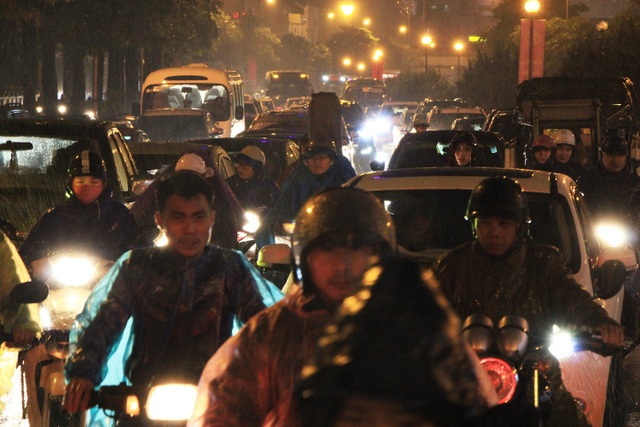 Người dân đổ ra bến xe về nghỉ Tết, đường phố Hà Nội ùn tắc trong mưa - Ảnh 22.