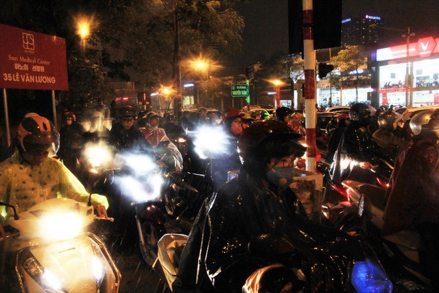 Người dân đổ ra bến xe về nghỉ Tết, đường phố Hà Nội ùn tắc trong mưa - Ảnh 19. Người dân đổ ra bến xe về nghỉ Tết, đường phố Hà Nội ùn tắc trong mưa - Ảnh 19.