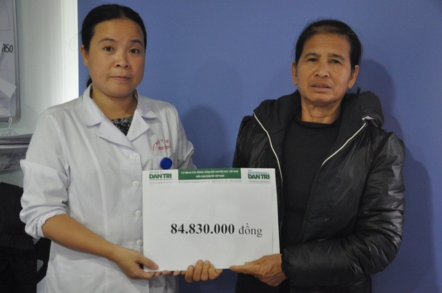 Gần 85 triệu đồng đến với người phụ nữ trẻ bị vỡ tim - 3 Thạc sĩ Lưu Hoàng Linh - Phó phòng CTXH bệnh viện E trao tiền đến gia đình chị Tâm.
