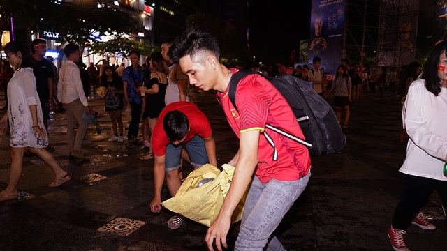 Đáng yêu hình ảnh bạn trẻ dọn rác trên phố sau trận Việt Nam - Philippines - 1 Nhóm bạn Nguyễn Bá Khương rủ nhau đi dọn rác