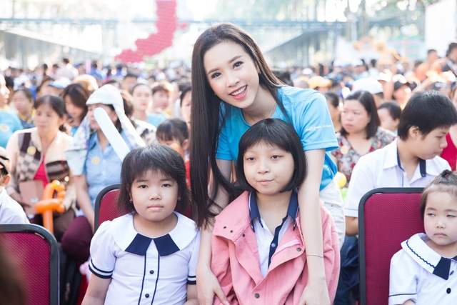 Thúy An gầy đi trông thấy sau một thời gian ở ẩn dưỡng bệnh - 4 Người đẹp chụp ảnh cùng các em nhỏ tại ngày hội Hoa hướng dương.