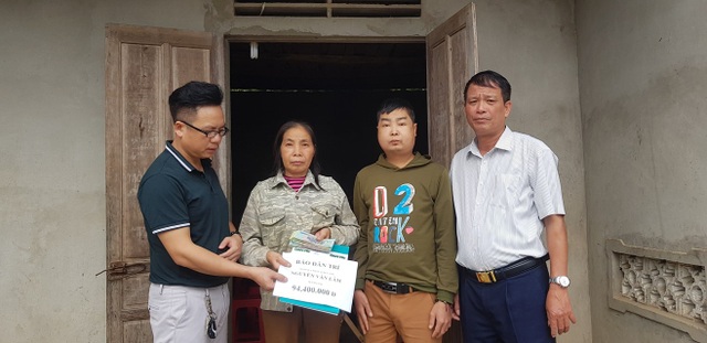 Bạn đọc ủng hộ hơn 300 triệu đồng tới 3 hoàn cảnh xứ Nghệ - 4 PV Dân trí cùng Chủ tịch UBND xã Thanh Lâm trao 94.400.000 đồng tới gia đình chị Châu.