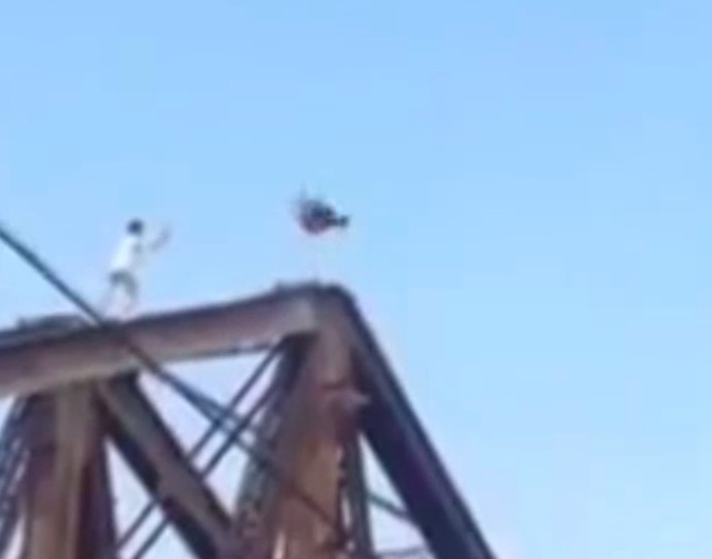 Video: Hai thanh niên nhào lộn trên đỉnh cầu Long Biên gây sốc - 1 Hai nam thanh niên trèo lên đỉnh cầu Long Biên biểu diễn màn nhào lộn nguy hiểm khiến nhiều người hãi hùng.
