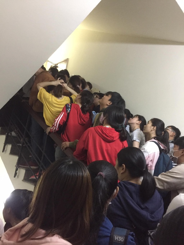 Cả ngàn sinh viên xếp hàng đăng ký thi TOEIC từ 4h sáng - 6 Xếp hàng trong cầu thang bộ với khung cảnh ngột ngạt (ảnh: Hoài Thương và Nguyễn Đức)
