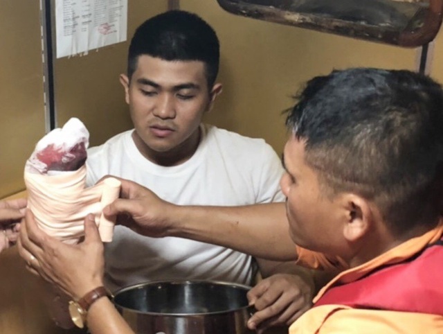 Cứu thủy thủ tàu hàng Hi Lạp bị dập nát bàn tay trên biển Nha Trang - 1 Thuyền viên tàu hàng Hi Lạp được chăm sóc sau khi bị thương
