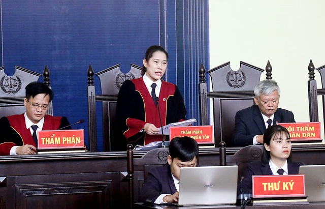 Án phạt của cựu tướng Phan Văn Vĩnh là lời cảnh tỉnh với cán bộ, công chức - 1 Chủ toạ phiên toà Nguyễn Thị Thùy Hương tuyên án đối với các bị cáo trong đường dây đánh bạc nghìn tỷ.