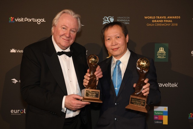 Hãng hàng không Việt Nam nhận giải thưởng “Oscar” của ngành du lịch thế giới - 1 Chủ tịch WTA Graham Cooke chụp ảnh cùng ông Nguyễn Quốc Hưng - Phó Trưởng Chi nhánh Vietnam Airlines tại Pháp, đại diện Vietnam Airlines tại lễ trao giải.