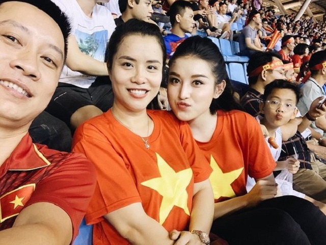 Ngắm nhan sắc 3 mỹ nhân "cháy hết mình" cổ vũ đội tuyển Việt Nam - 1
Á hậu Huyền My là fan nhiệt thành của đội tuyển Việt Nam.