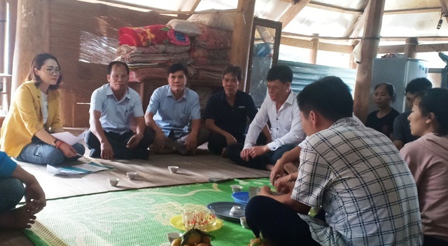 Hơn 100 triệu đồng đến với chàng trai bị tạt axit nhầm - 1 Các lãnh đạo huyện Bá Thước, lãnh đạo xã Lũng Cao cùng PV Dân trí đến chia sẻ với gia đình em Khuyên.