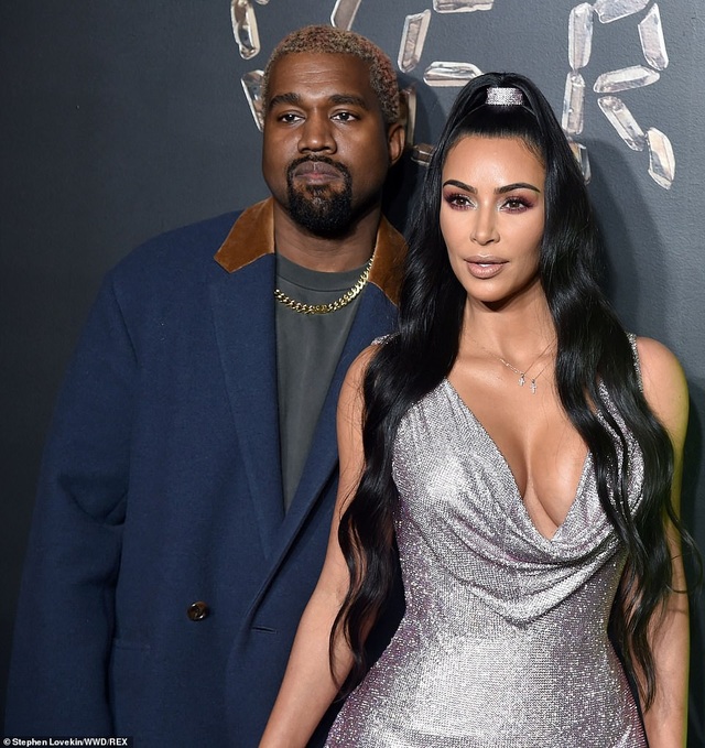 Kim Kardashian khoe ngực khủng với váy trễ nải - 3
Kim Kardashian được chồng Kanye West hộ tống