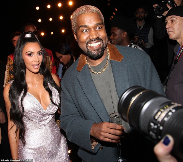 Kim Kardashian khoe ngực khủng với váy trễ nải - 7
Kim Kardashian là người lăng xê tích cực các món đồ thời trang do chồng thiết kế