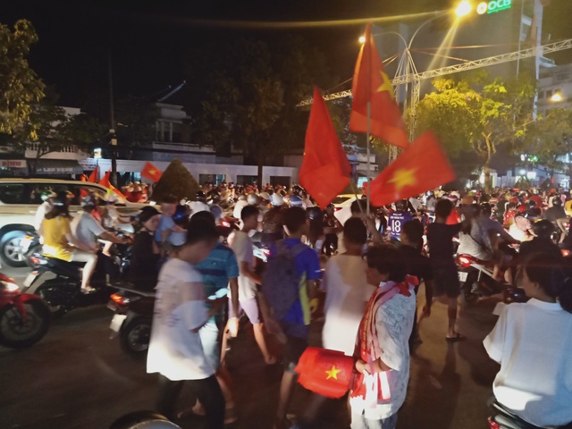 Người dân cả nước sôi động mừng chiến thắng của đội tuyển Việt Nam - 24 Đại lộ Hòa Bình bắt đầu kẹt cứng người