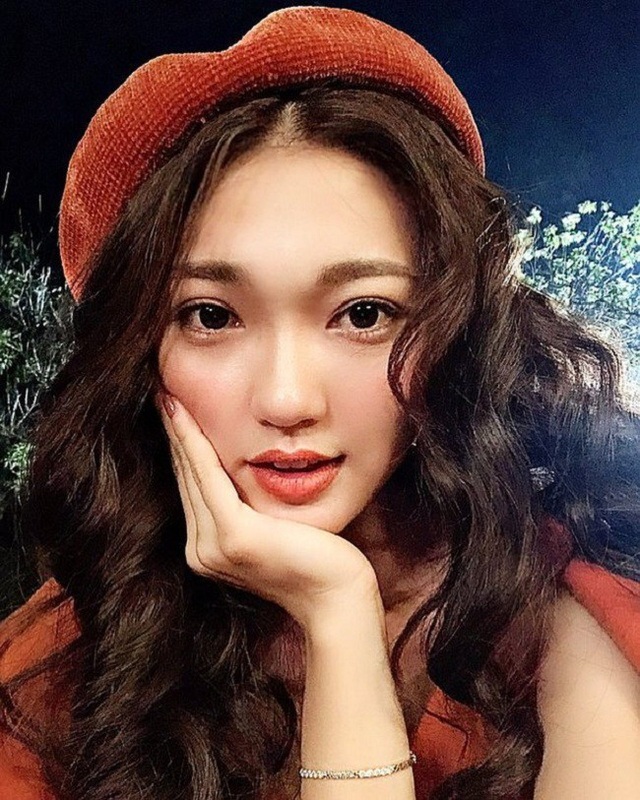 Ngắm nhan sắc 3 mỹ nhân "cháy hết mình" cổ vũ đội tuyển Việt Nam - 5
Hoa hậu ảnh Nguyễn Ngọc Nữ đi cổ vũ Việt Nam cùng bạn thân.