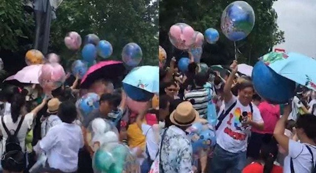 Những vụ bê bối nghiêm trọng liên quan tới khách du lịch Trung Quốc năm 2018 - 5 Hình ảnh hào hứng của du khách này khi cướp được bóng bay đã gây phẫn nộ dư luận Trung Quốc (Ảnh: Shanghaist)